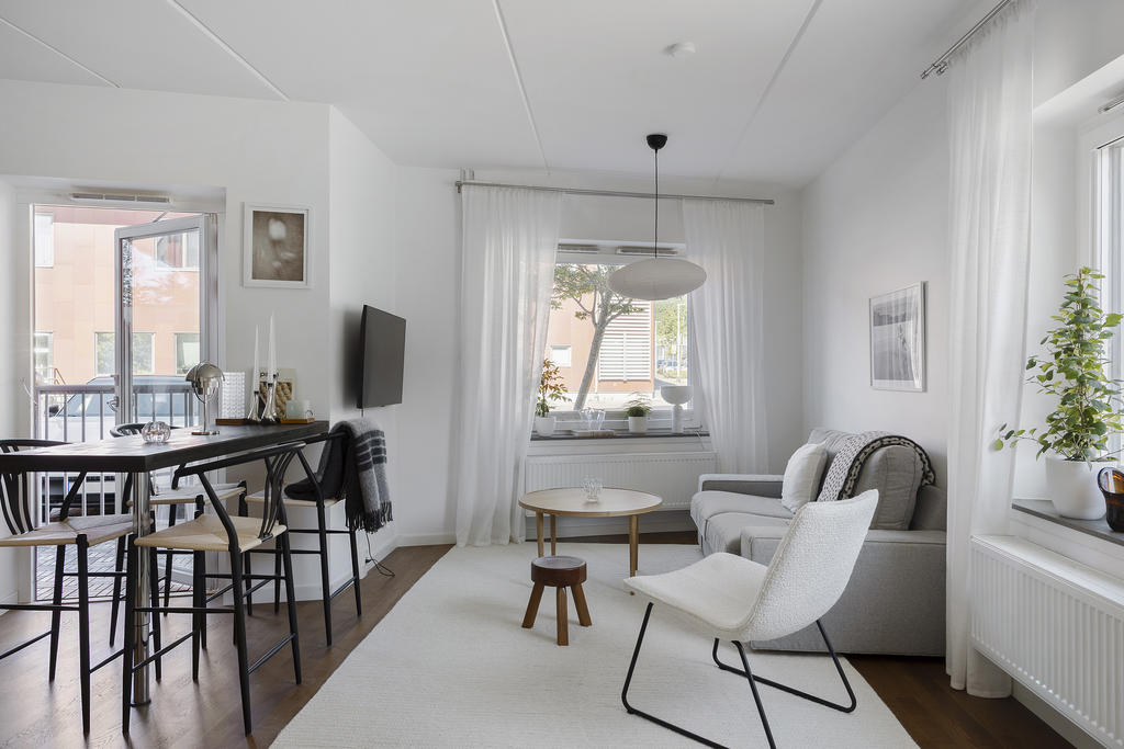 Lägenheten är smart planerad och det finns gott om plats till en mysig soffhörna och media 