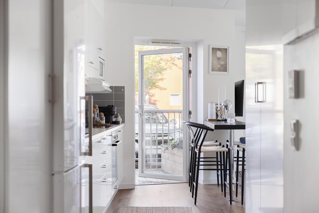Från köket finns altandörr ut till balkongen