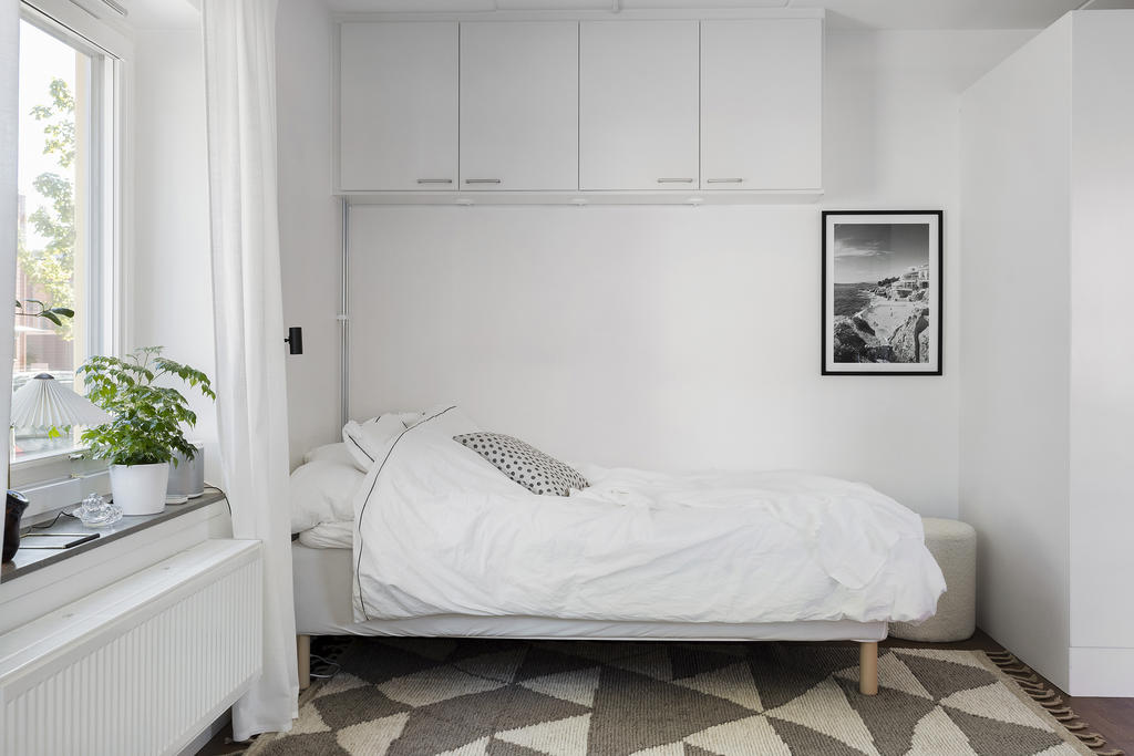 Smart förvaring ovanför sängen med inbyggda spotlights