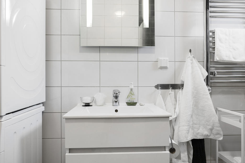 ...samt dusch, toalett, kommod, spegelskåp och handdukstork