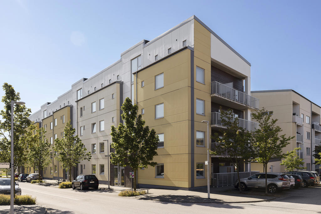 Här bor du nära till allt både pendelstationen och Hede affärscentrum. Välkommen till Björkrisvägen 17!