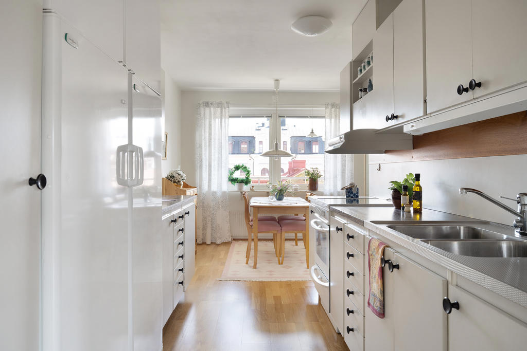 Kök i fil och matplats mot innergården