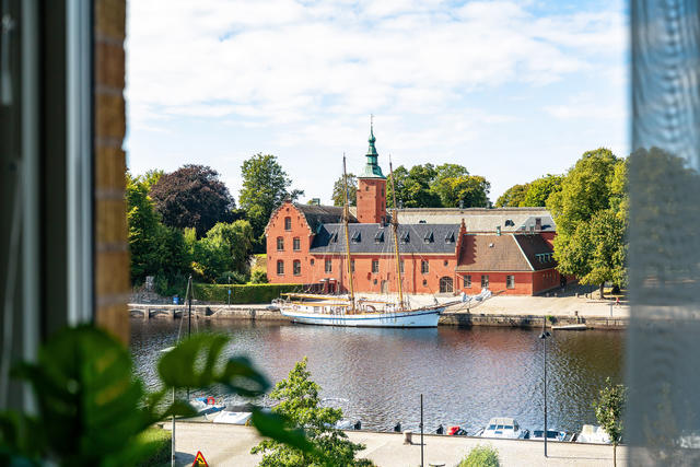Härlig utsikt från vardagsrum och balkong