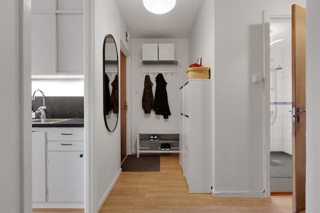 Hall med avhängningsyta och förvaringsmöjligheter 
