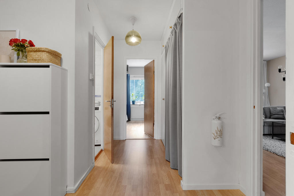 Vy från hall mot badrum och ena sovrummet