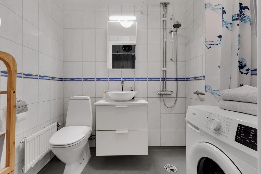 Badrum med tvättmaskin 