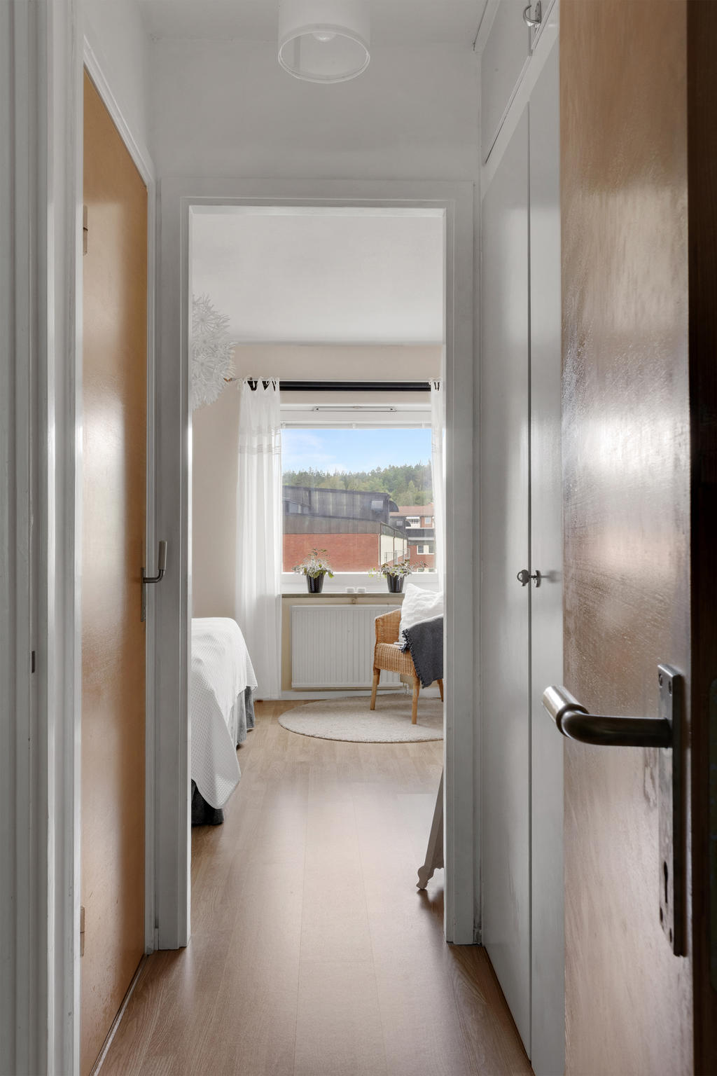 Passage med goda förvaringsmöjligheter till ena sovrummet  