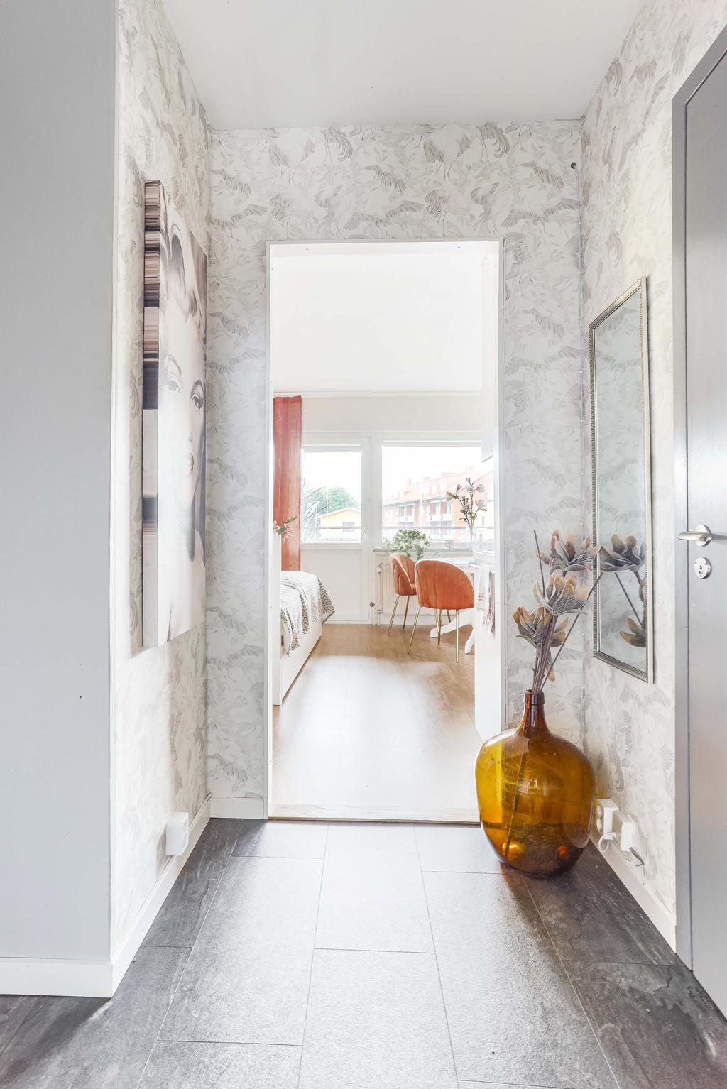 Hallen från entrèdörren