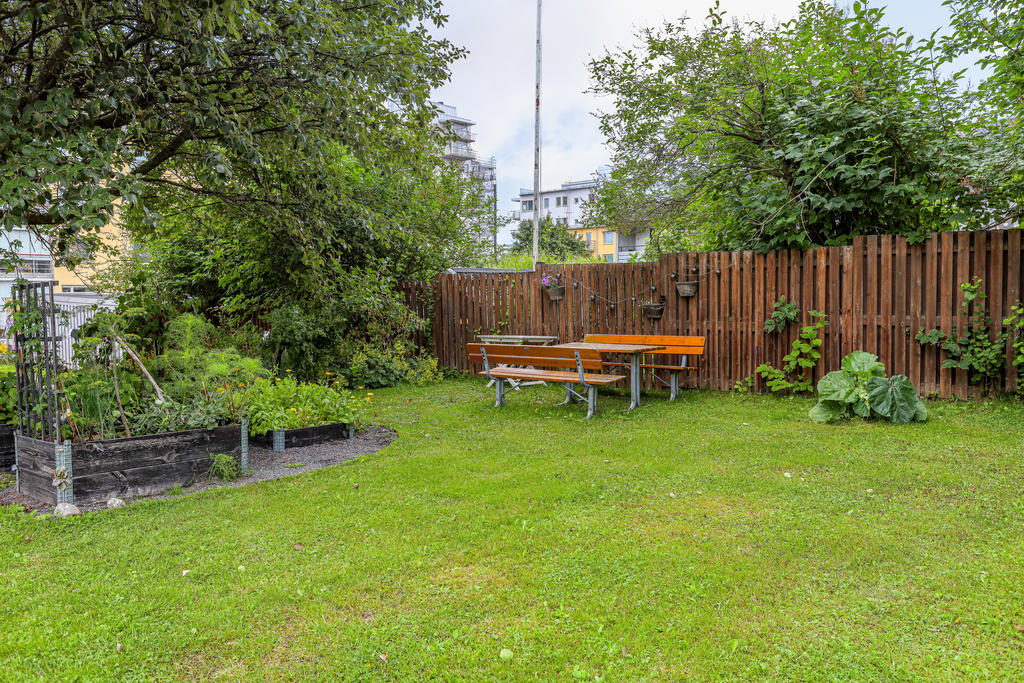 Trädgården med sittgrupper 