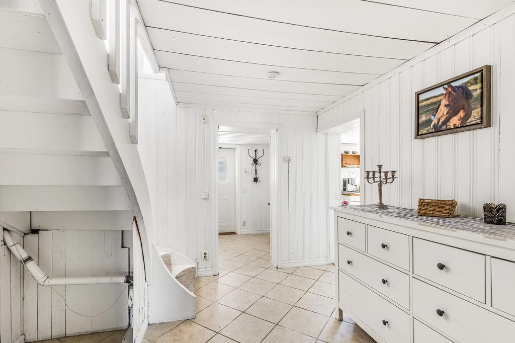 Vy från inre hallen ut mot entrén