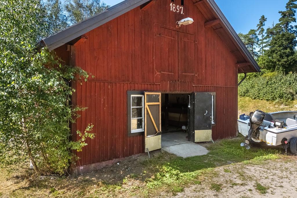 Loge med verkstadsdel och vagngslider med magasin ovanpå