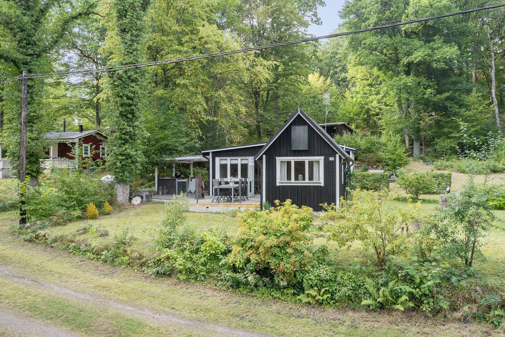 Vackert belägen med skogen som granne