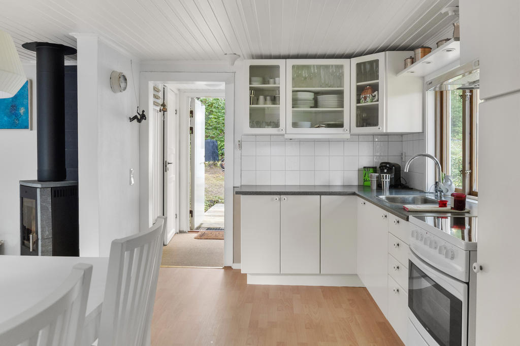 Kök med öppen planlösning in mot vardagsrummet