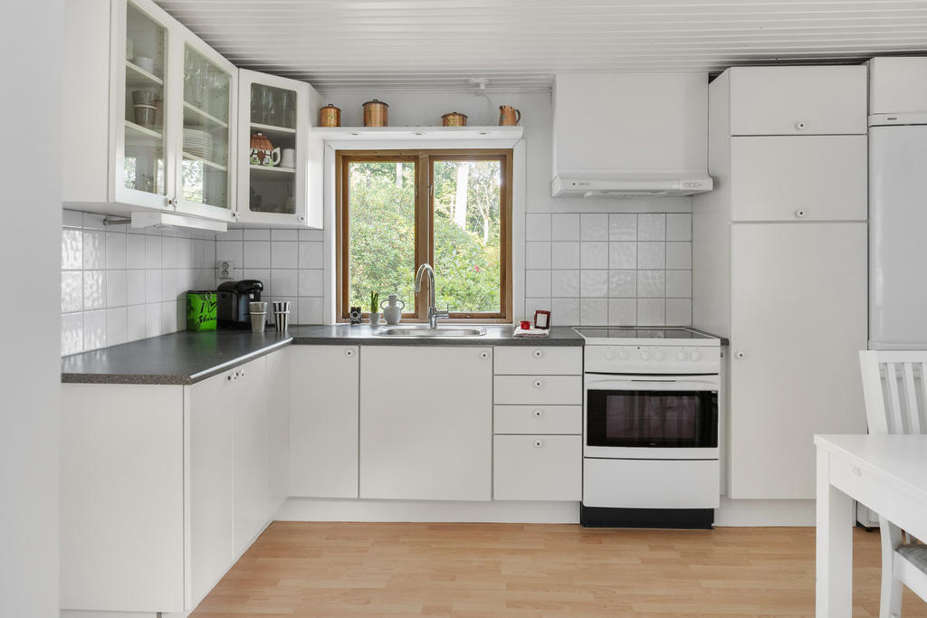 Ljust luftigt kök med gott om förvaring