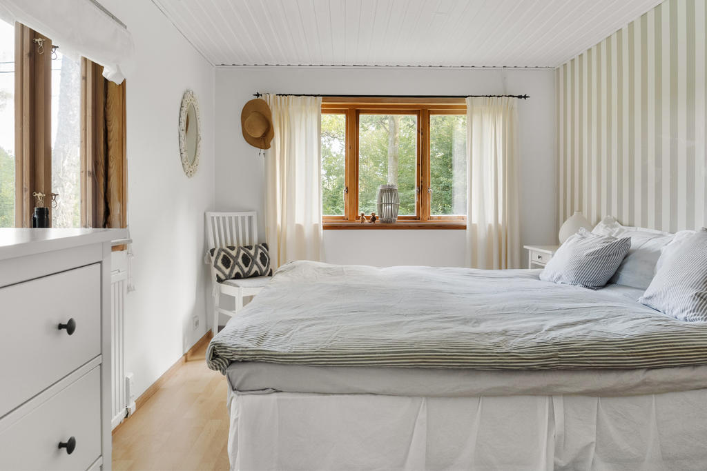 Sovrum med ljusinsläpp från två väderstreck