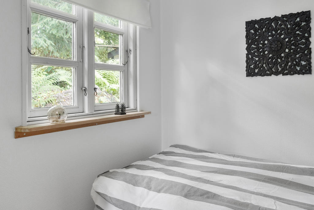 Sovrum med utsikt över skogen