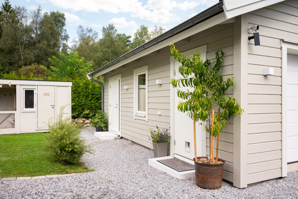 Praktiskt med garage. Här finn även gästrum som idag används som kontor. 