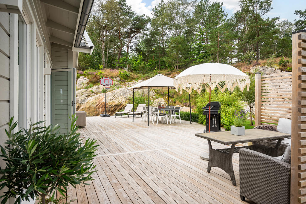 En stor altan mot husets baksida.