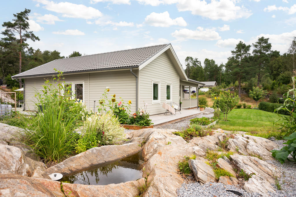 Tomten består av såväl berg som gräsmatta och plats för planteringar.