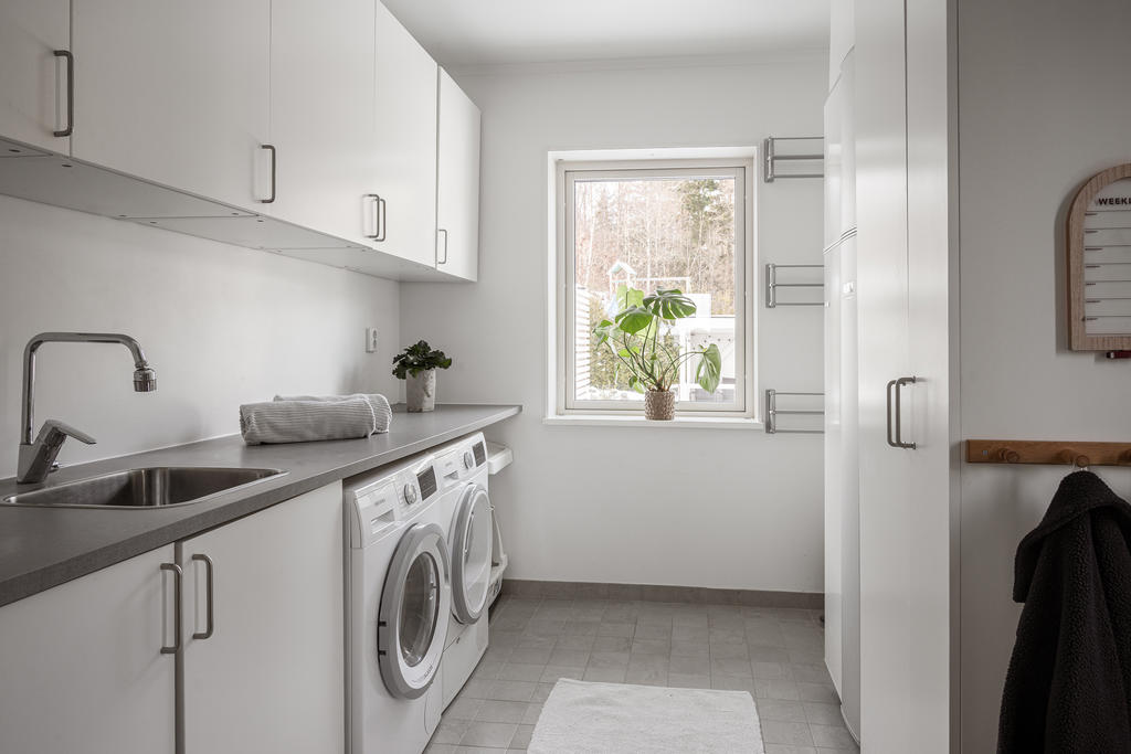 Tvättstugan nås från köket.