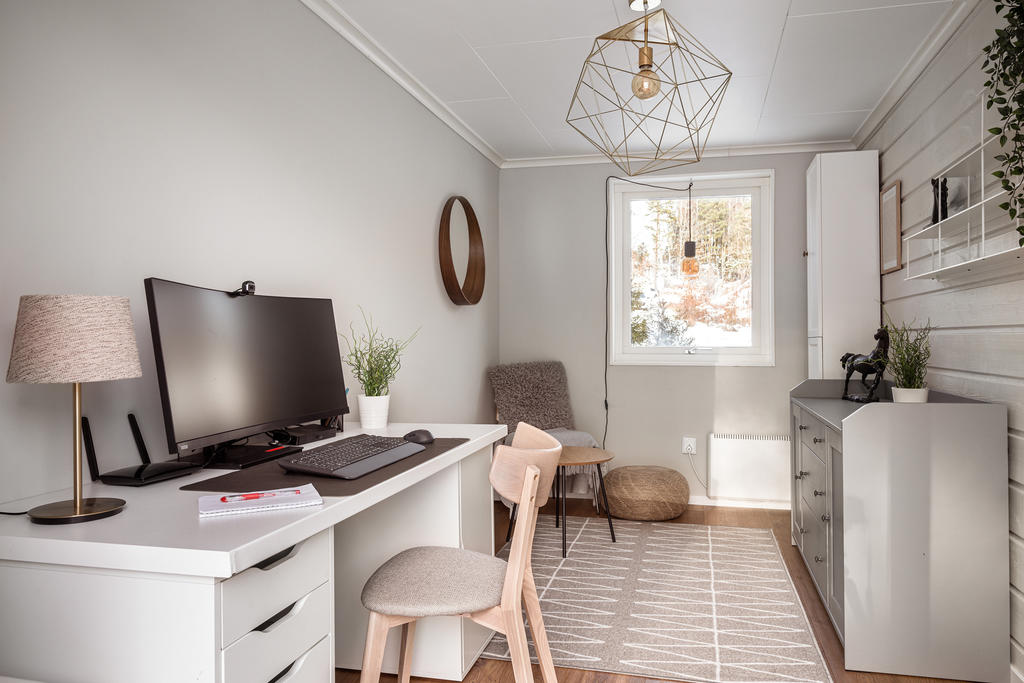 Kontor/gästrum intill garaget.