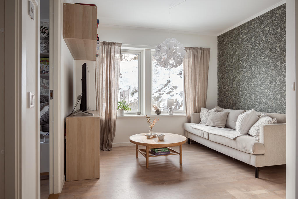 Smart planlösning med en avskild del med allrum och sovrummen i ena delen av huset.