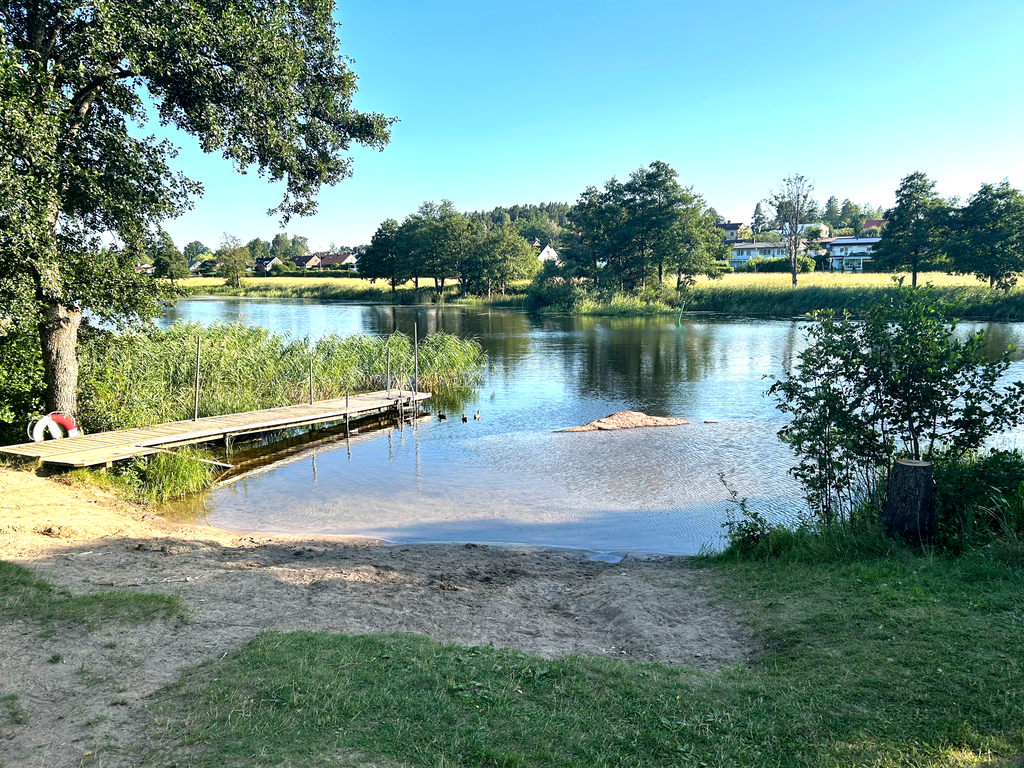 Trevlig badplats i närheten (kunds egen bild)