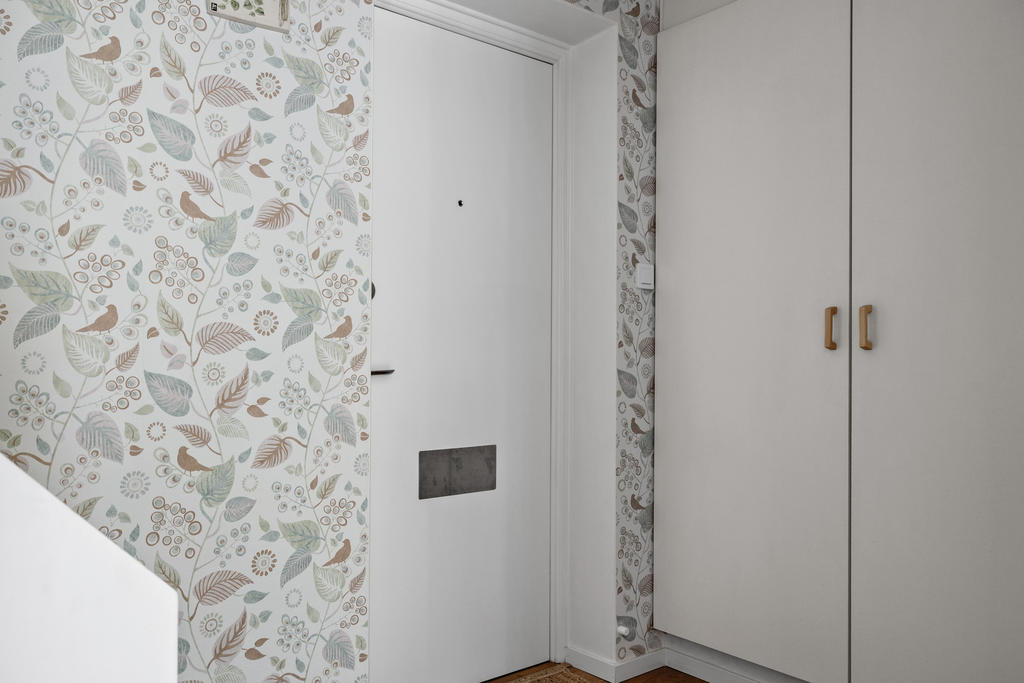 Rymlig hall med både garderober samt plats för byrå och avhängning.