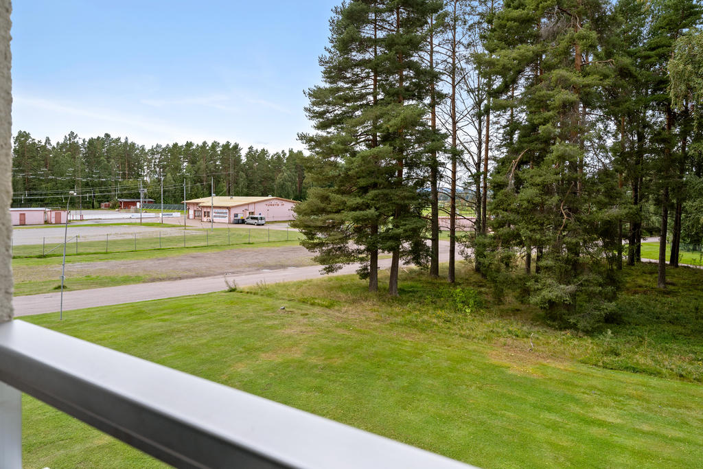 Här bor du med fri utsikt ut mot grönområde.