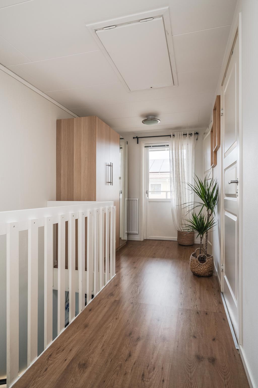 Övre hall med balkongen rakt fram