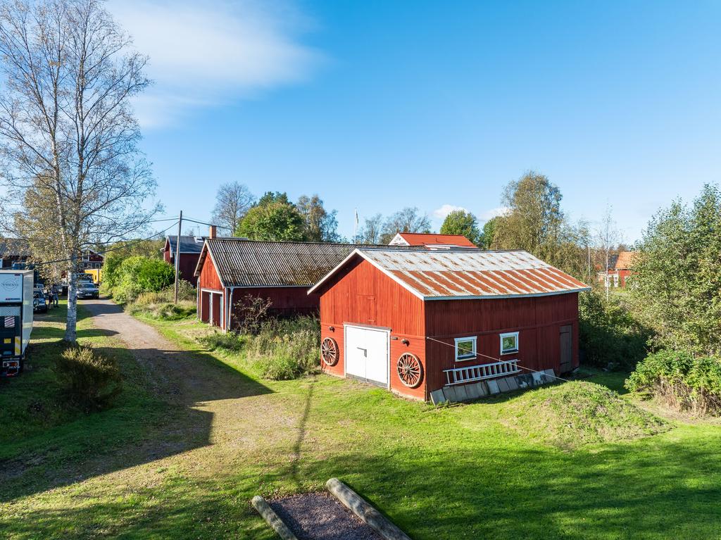 Garage med förrådsdel