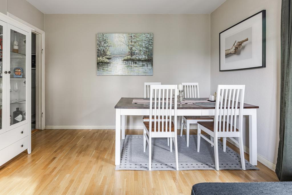 Rymlig matplats i vardagsrummet