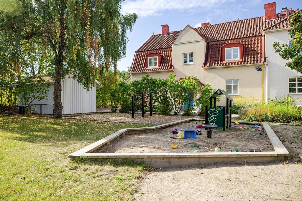 Trädgården med lekplats