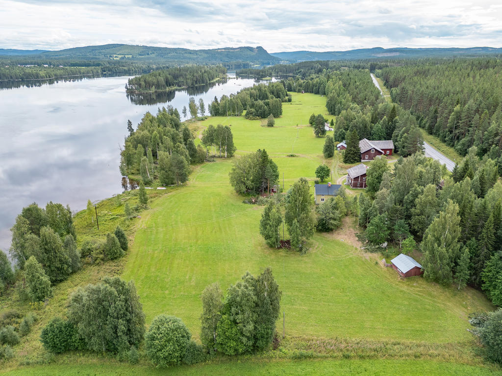 Vy över gården vid älven