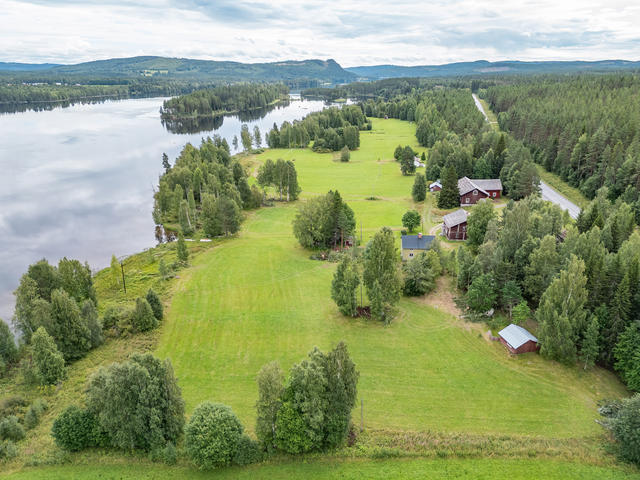 Vy över gården vid älven