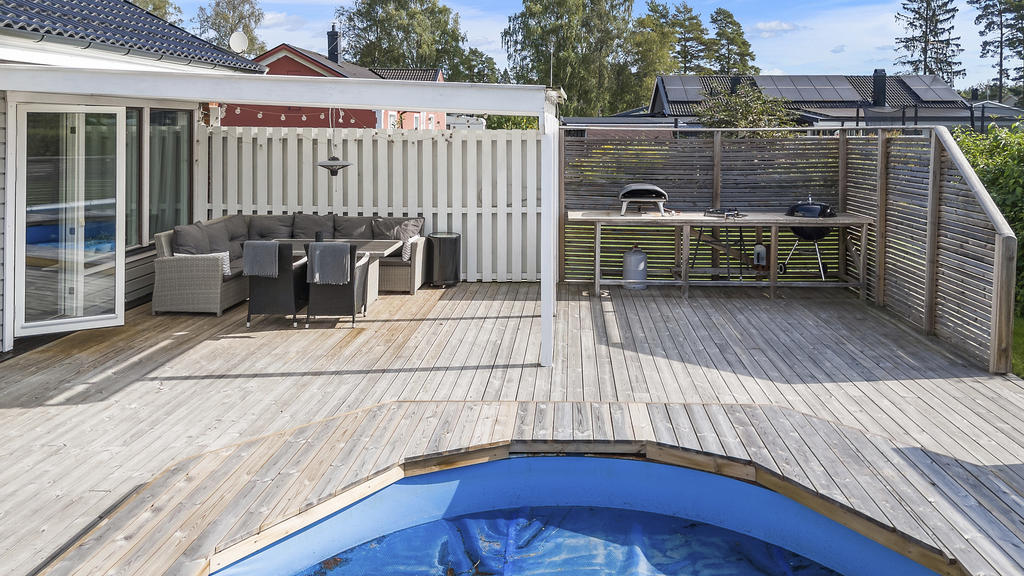 Utemiljö med utekök och pool-liv
