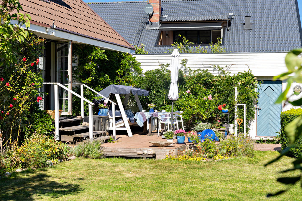 Mysig uteplats i soligt läge – här njuts sommarkvällar i goda vänners lag