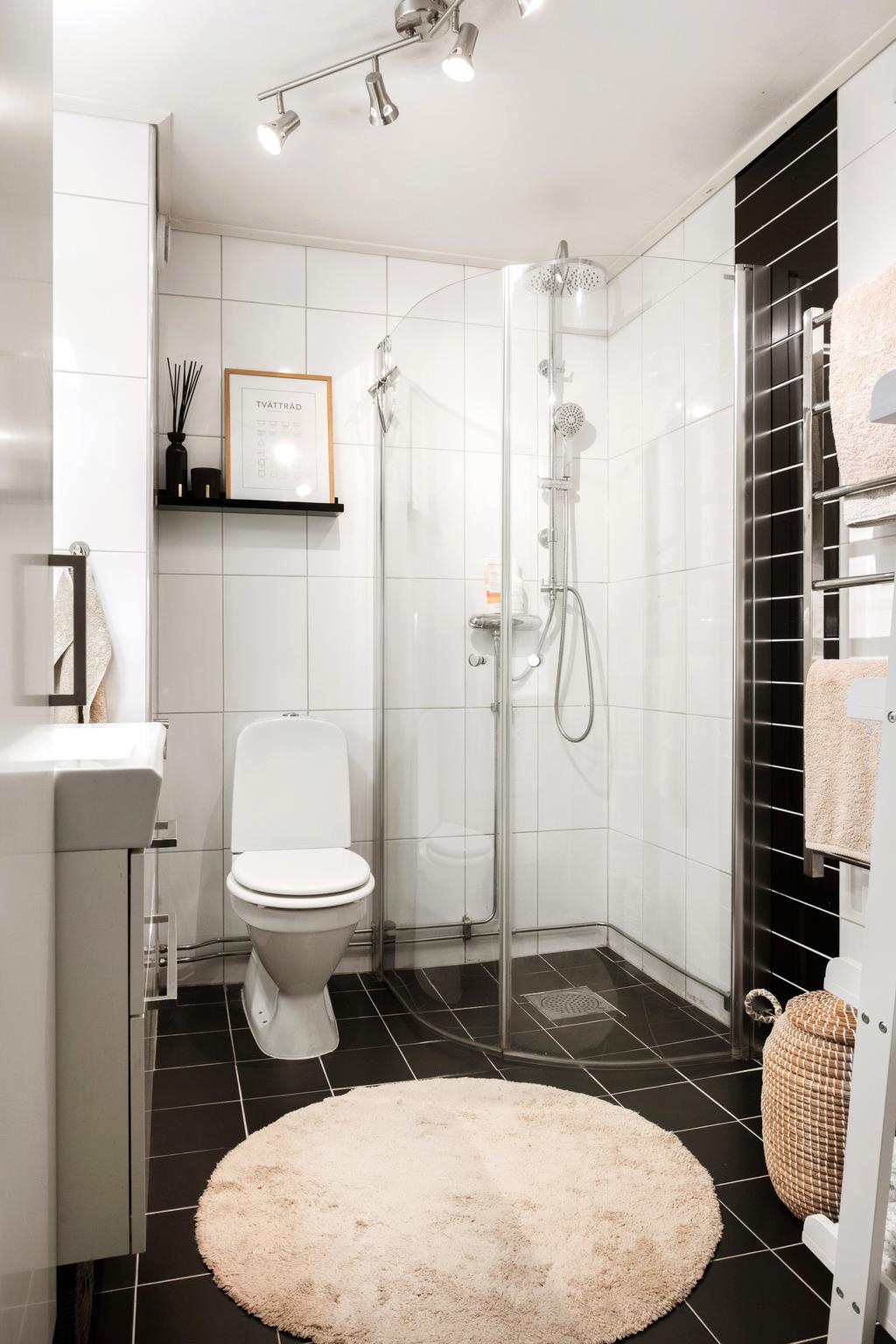 Helkaklat badrum med dusch, handdukstork samt förberett för egen tvättmaskin