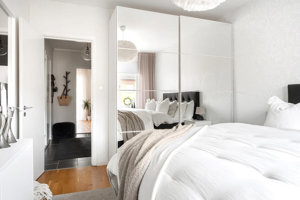 Skjutdörrsgarderob med spegel