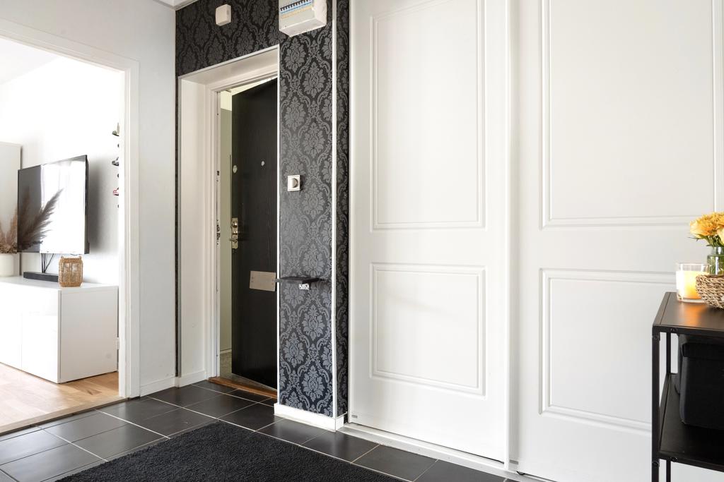 Entréhall med skjutdörrsgarderob