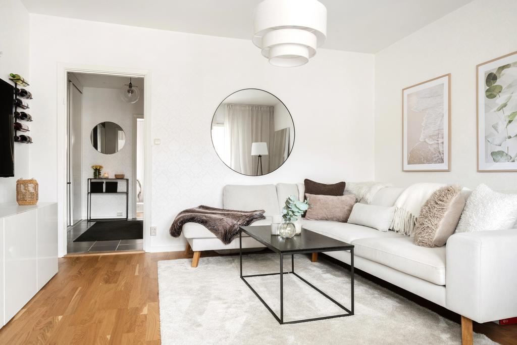 Vardagsrum med plats för både soffa och tv-möbel