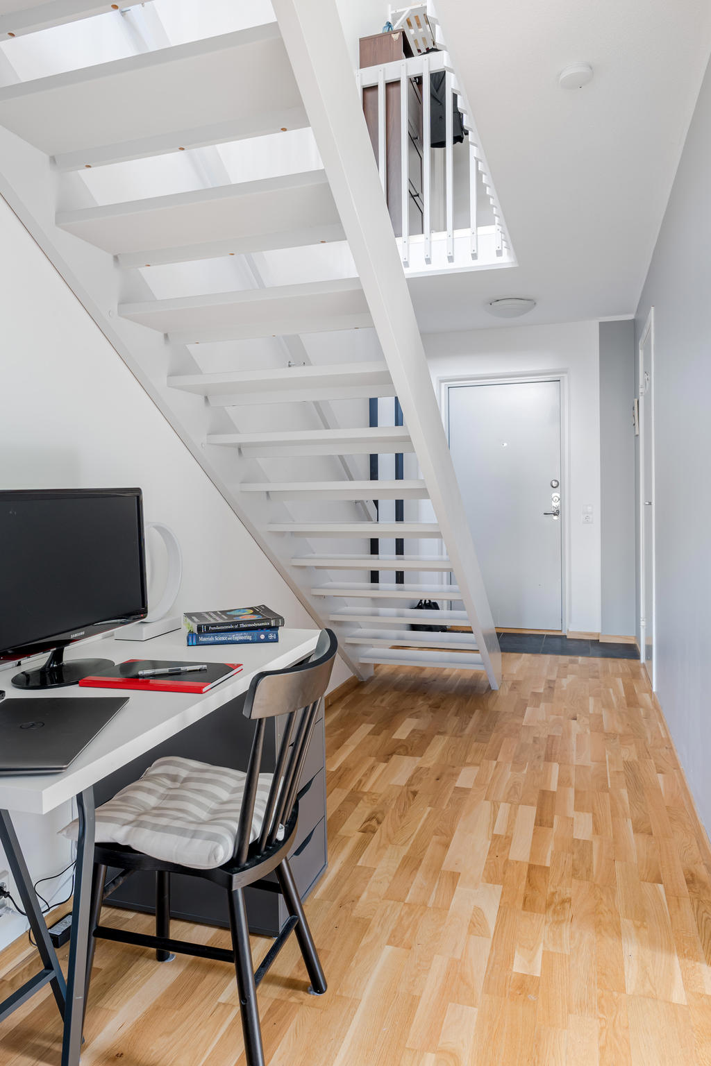 Hall med möjlig kontorshörna