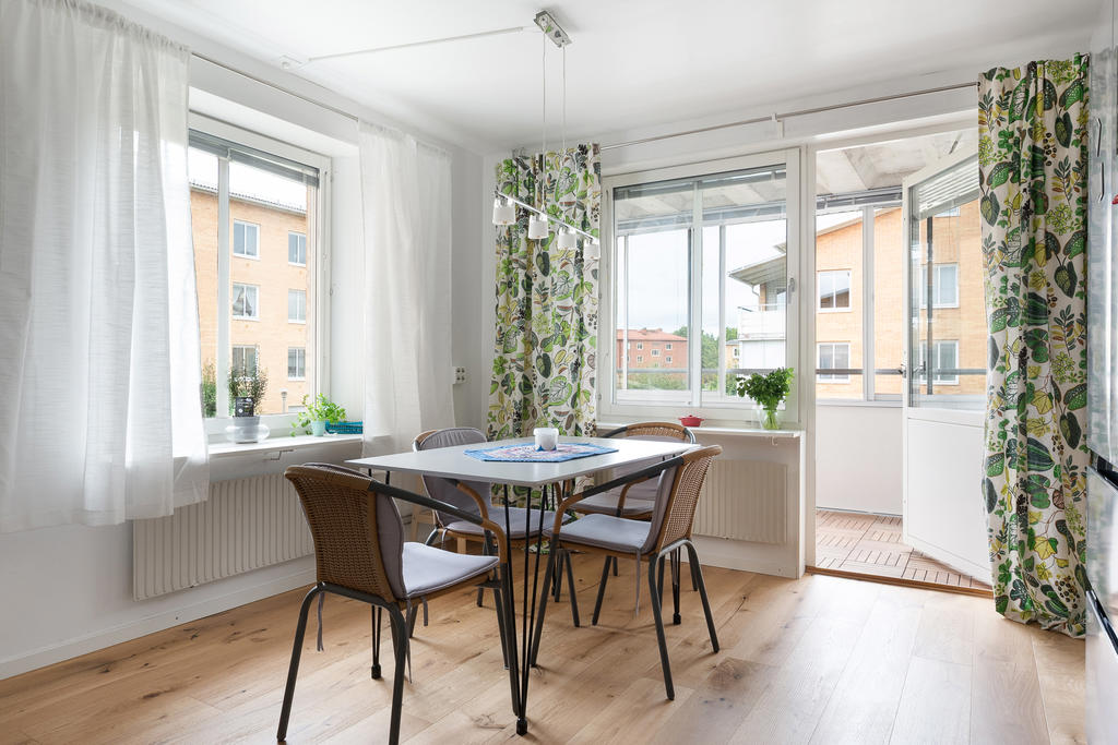 Matplats i kök och utgång till den inglasade balkongen