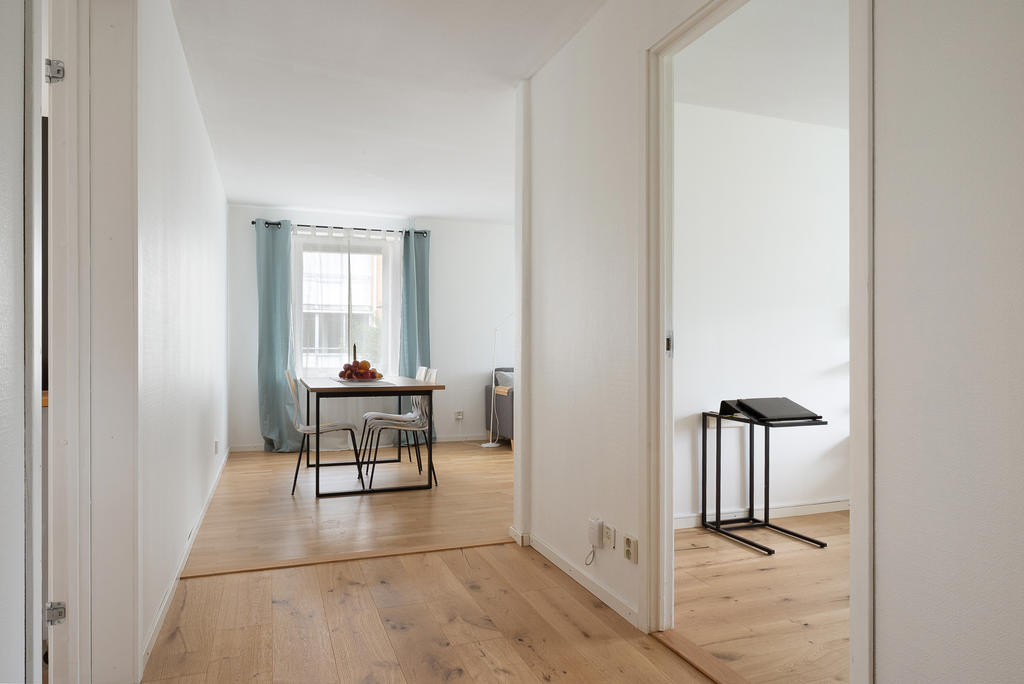 Hall mellan kök, vardagsrum och sovrummen