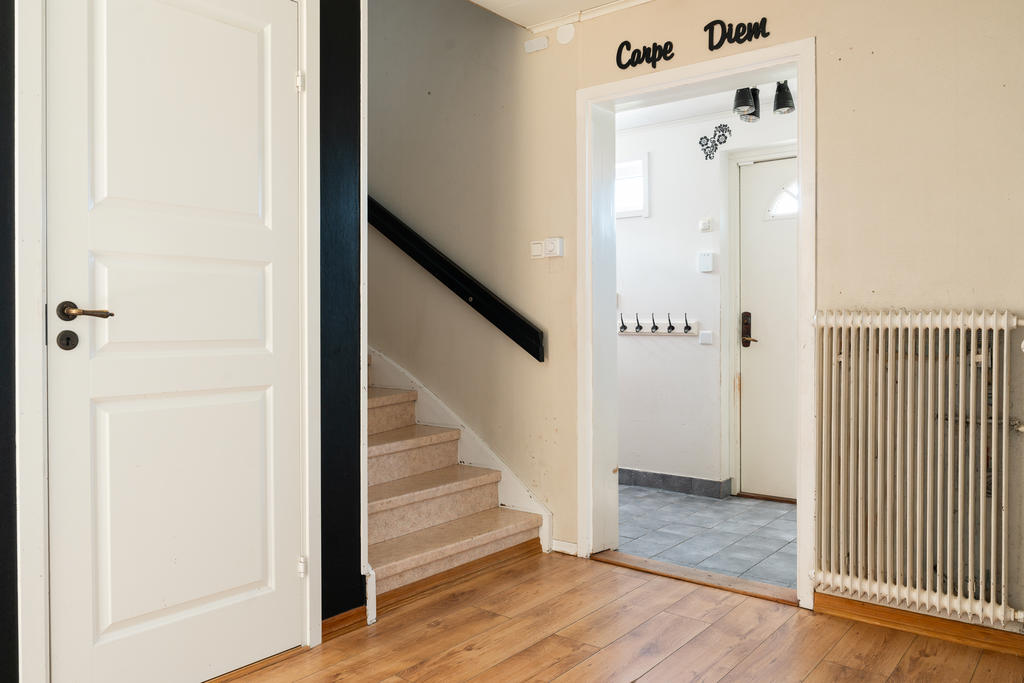 Hall med trapp till övervåning