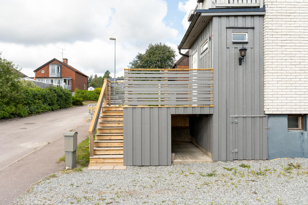 Entrétrapp med förvaring under