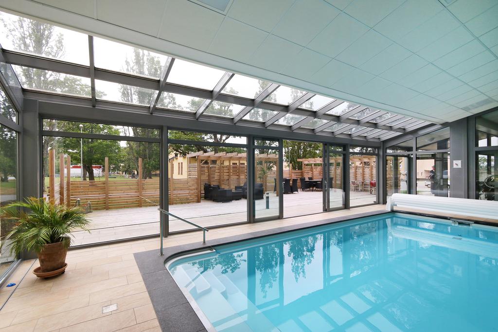 Inomhuspool med bastu och relaxavdelning