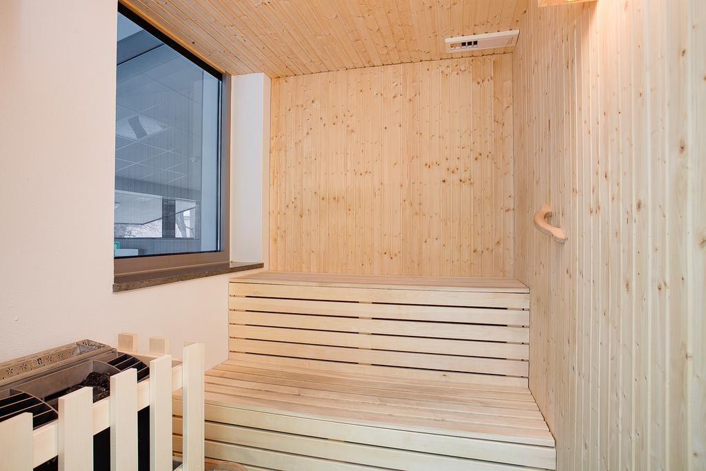 Inomhuspool med bastu och relaxavdelning
