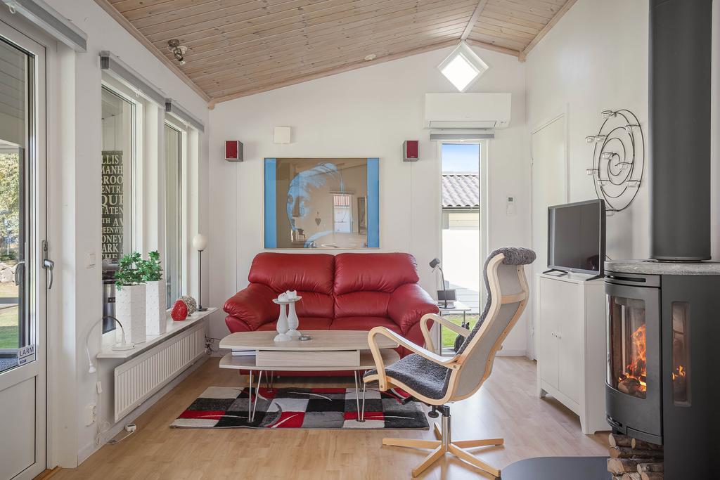 Vardagsrum med gott om ljusinsläpp.