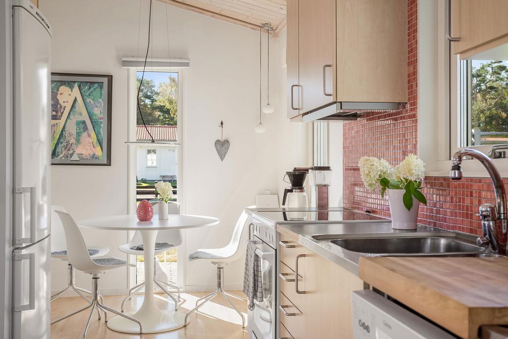 Matplats i anslutning till kök och vardagsrum.